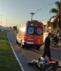 MOTOCICLISTA ESQUIVÓ UN AUTOMÓVIL Y CHOCÓ CONTRA UN UTILITARIO