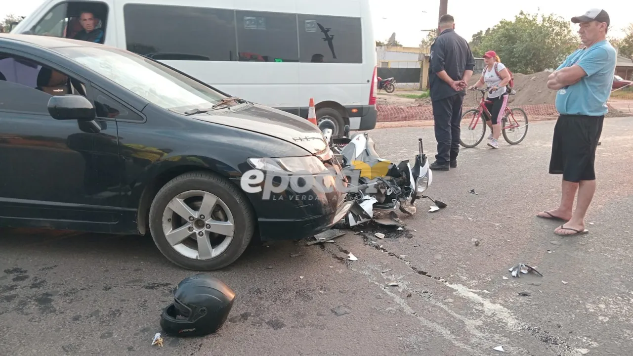 UNA MUJER HERIDA EN UN CHOQUE ENTRE MOTO Y AUTO EN RUTA 5