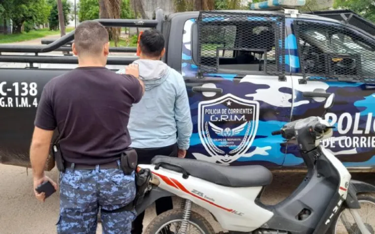 CIRCULABA EN MOTO ROBADA Y SE ESCONDIÓ